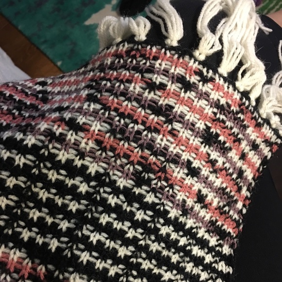 SOLD❌NWT-ANTHROPOLOGIE-Gorgeous scarf made in Peru - Picture 7 of 7